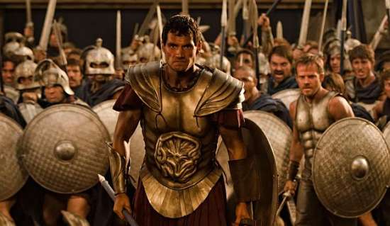 Heraklion kegyetlen és vérszomjas királya, Hyperion (Mickey Rourke) és ádáz hadserege az egész ókori Hellászt lángba borítja, hogy rátaláljon a rég elveszett epiruszi íjra. A félelmetes hatalommal bíró fegyverrel a király letaszíthatja az isteneket az Olümposzról, és a világ urává lehet. Hyperion és légiói könyörtelen hatékonysággal perzselnek fel mindent maguk körül, és úgy tűnik, senki sem állíthatja meg őket. Egy Thészeusz nevezetű fiatal kőfaragó (Henry Cavill) bosszút esküszik, miután Hyperion feldúlja a faluját, és megöli az édesanyját. Phaedra, a papnő (Freida Pinto), látja a jövőt, és miután találkozik Thészeusszal, meggyőződésévé válik, hogy a férfi az egyetlen, aki véget vethet a pusztításnak. A nő segítségével Thészeusznak sikerül maroknyi csapatot összegyűjtenie, és elindul, hogy megvívja a végső, elkeseredett csatát az emberiség megmentésére.